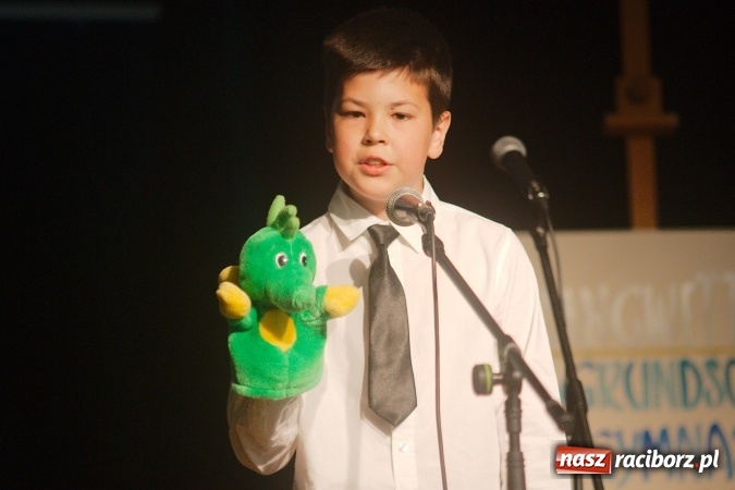 Zdjęcie w galerii na portalu naszraciborz.pl: W Młodzieżowym Domu Kultury śpiewali po niemiecku wiadomości z regionu