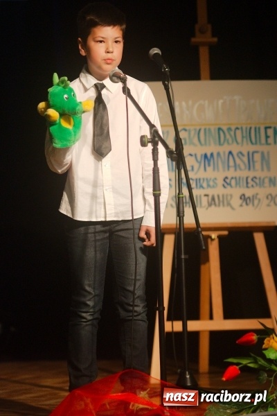 Zdjęcie w galerii na portalu naszraciborz.pl: W Młodzieżowym Domu Kultury śpiewali po niemiecku wiadomości z regionu