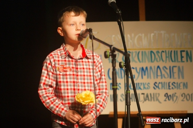 Zdjęcie w galerii na portalu naszraciborz.pl: W Młodzieżowym Domu Kultury śpiewali po niemiecku wiadomości z regionu