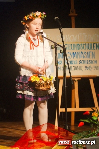 Zdjęcie w galerii na portalu naszraciborz.pl: W Młodzieżowym Domu Kultury śpiewali po niemiecku wiadomości z regionu