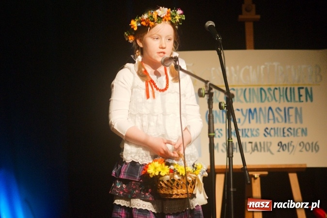 Zdjęcie w galerii na portalu naszraciborz.pl: W Młodzieżowym Domu Kultury śpiewali po niemiecku wiadomości z regionu