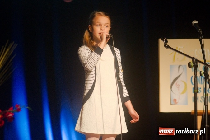 Zdjęcie w galerii na portalu naszraciborz.pl: W Młodzieżowym Domu Kultury śpiewali po niemiecku wiadomości z regionu