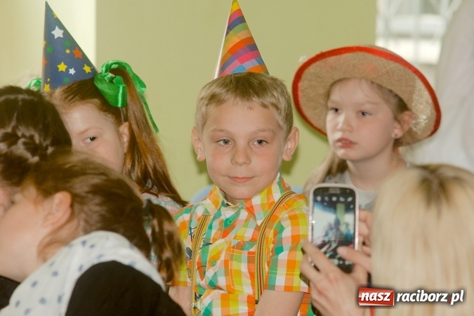 Zdjęcie w galerii na portalu naszraciborz.pl: W Młodzieżowym Domu Kultury śpiewali po niemiecku wiadomości z regionu