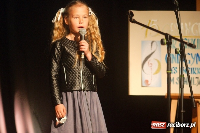 Zdjęcie w galerii na portalu naszraciborz.pl: W Młodzieżowym Domu Kultury śpiewali po niemiecku wiadomości z regionu