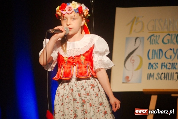 Zdjęcie w galerii na portalu naszraciborz.pl: W Młodzieżowym Domu Kultury śpiewali po niemiecku wiadomości z regionu