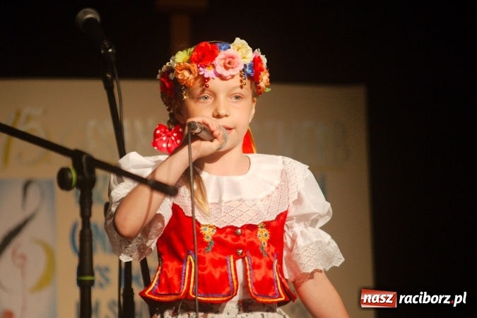 Zdjęcie w galerii na portalu naszraciborz.pl: W Młodzieżowym Domu Kultury śpiewali po niemiecku wiadomości z regionu