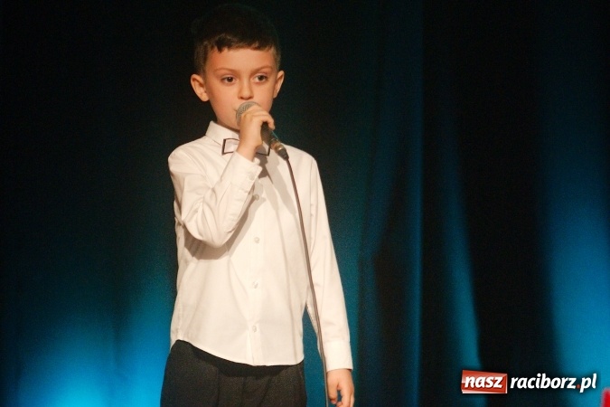 Zdjęcie w galerii na portalu naszraciborz.pl: W Młodzieżowym Domu Kultury śpiewali po niemiecku wiadomości z regionu