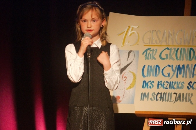 Zdjęcie w galerii na portalu naszraciborz.pl: W Młodzieżowym Domu Kultury śpiewali po niemiecku wiadomości z regionu