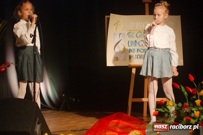 Zdjęcie w galerii na portalu naszraciborz.pl: W Młodzieżowym Domu Kultury śpiewali po niemiecku wiadomości z regionu