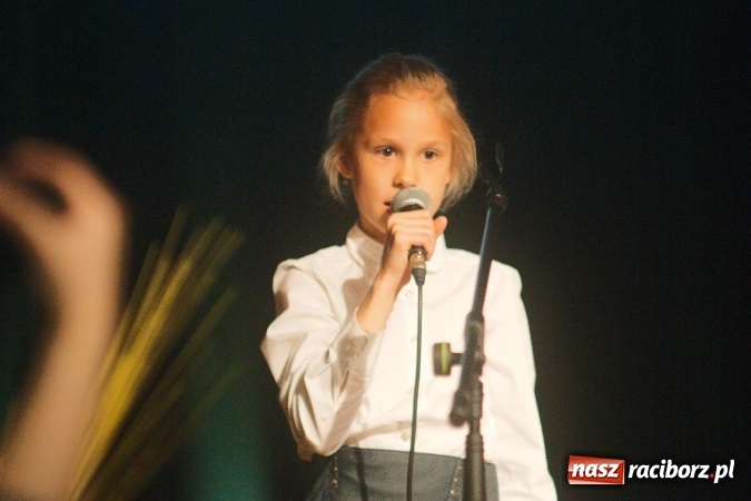 Zdjęcie w galerii na portalu naszraciborz.pl: W Młodzieżowym Domu Kultury śpiewali po niemiecku wiadomości z regionu