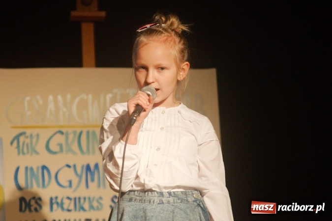 Zdjęcie w galerii na portalu naszraciborz.pl: W Młodzieżowym Domu Kultury śpiewali po niemiecku wiadomości z regionu