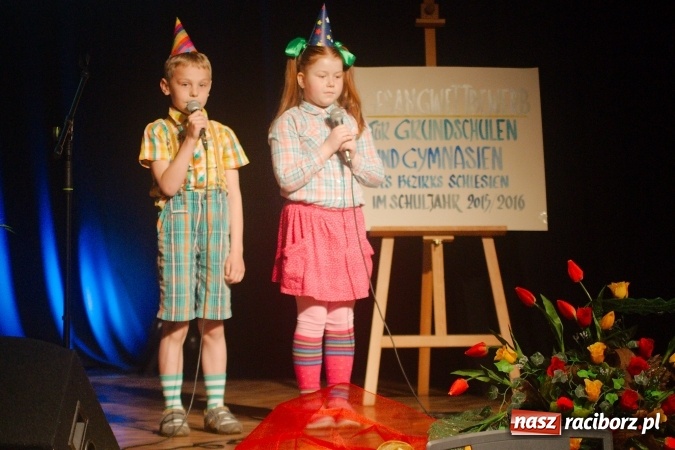 Zdjęcie w galerii na portalu naszraciborz.pl: W Młodzieżowym Domu Kultury śpiewali po niemiecku wiadomości z regionu