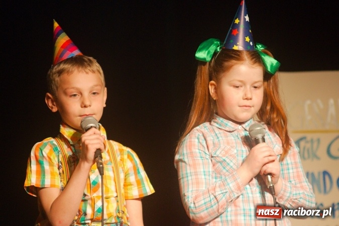 Zdjęcie w galerii na portalu naszraciborz.pl: W Młodzieżowym Domu Kultury śpiewali po niemiecku wiadomości z regionu