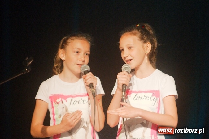 Zdjęcie w galerii na portalu naszraciborz.pl: W Młodzieżowym Domu Kultury śpiewali po niemiecku wiadomości z regionu