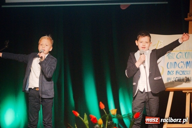 Zdjęcie w galerii na portalu naszraciborz.pl: W Młodzieżowym Domu Kultury śpiewali po niemiecku wiadomości z regionu