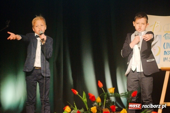 Zdjęcie w galerii na portalu naszraciborz.pl: W Młodzieżowym Domu Kultury śpiewali po niemiecku wiadomości z regionu