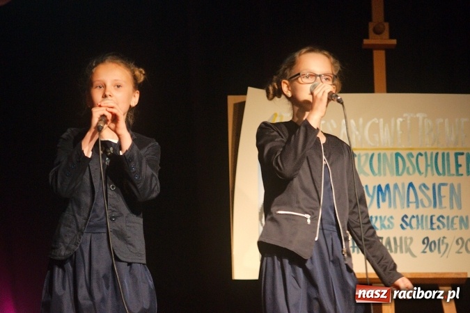 Zdjęcie w galerii na portalu naszraciborz.pl: W Młodzieżowym Domu Kultury śpiewali po niemiecku wiadomości z regionu