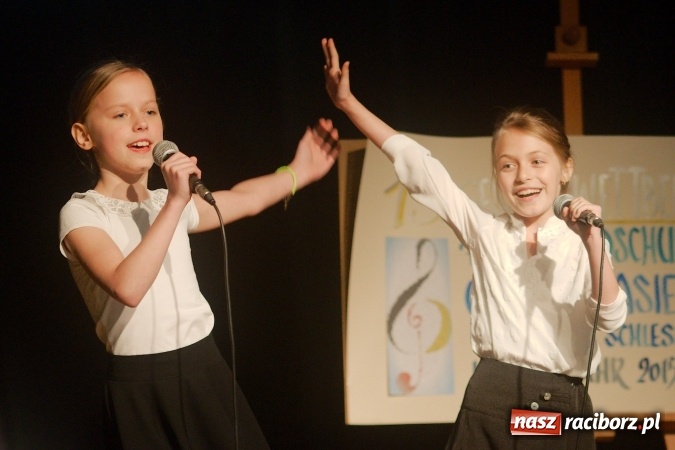 Zdjęcie w galerii na portalu naszraciborz.pl: W Młodzieżowym Domu Kultury śpiewali po niemiecku wiadomości z regionu