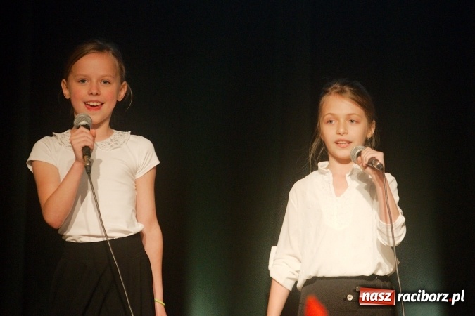 Zdjęcie w galerii na portalu naszraciborz.pl: W Młodzieżowym Domu Kultury śpiewali po niemiecku wiadomości z regionu