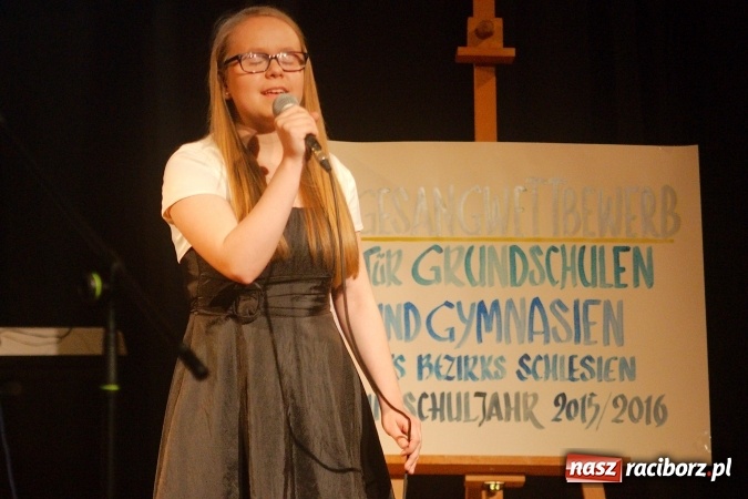 Zdjęcie w galerii na portalu naszraciborz.pl: W Młodzieżowym Domu Kultury śpiewali po niemiecku wiadomości z regionu