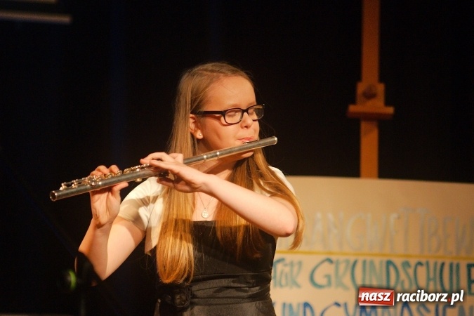 Zdjęcie w galerii na portalu naszraciborz.pl: W Młodzieżowym Domu Kultury śpiewali po niemiecku wiadomości z regionu