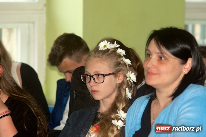 Zdjęcie w galerii na portalu naszraciborz.pl: W Młodzieżowym Domu Kultury śpiewali po niemiecku wiadomości z regionu