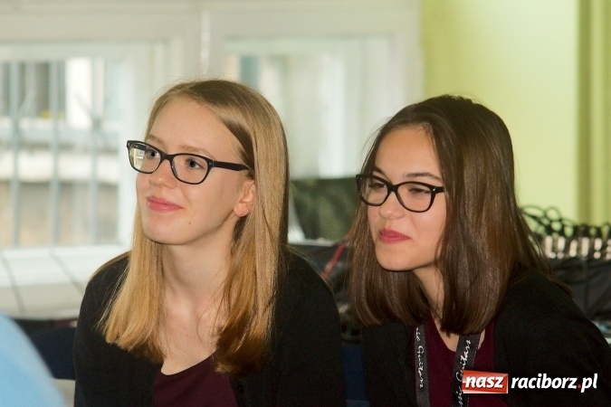 Zdjęcie w galerii na portalu naszraciborz.pl: W Młodzieżowym Domu Kultury śpiewali po niemiecku wiadomości z regionu