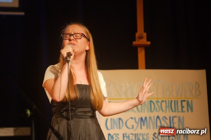 Zdjęcie w galerii na portalu naszraciborz.pl: W Młodzieżowym Domu Kultury śpiewali po niemiecku wiadomości z regionu