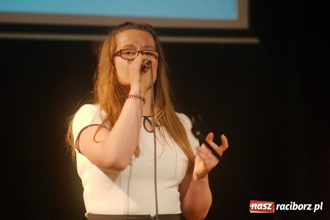 Zdjęcie w galerii na portalu naszraciborz.pl: W Młodzieżowym Domu Kultury śpiewali po niemiecku wiadomości z regionu