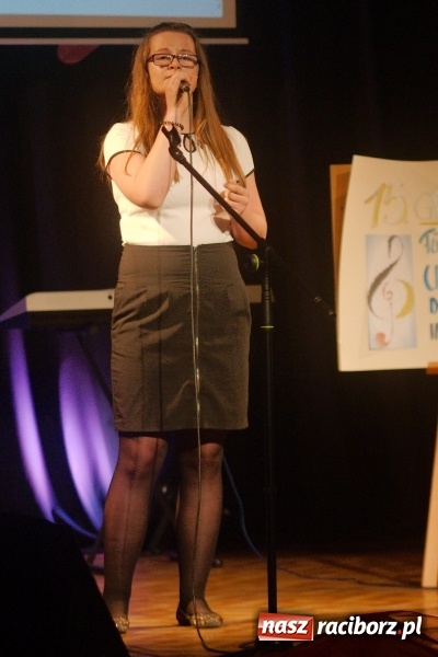 Zdjęcie w galerii na portalu naszraciborz.pl: W Młodzieżowym Domu Kultury śpiewali po niemiecku wiadomości z regionu