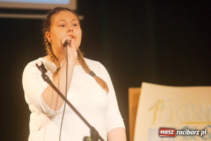 Zdjęcie w galerii na portalu naszraciborz.pl: W Młodzieżowym Domu Kultury śpiewali po niemiecku wiadomości z regionu