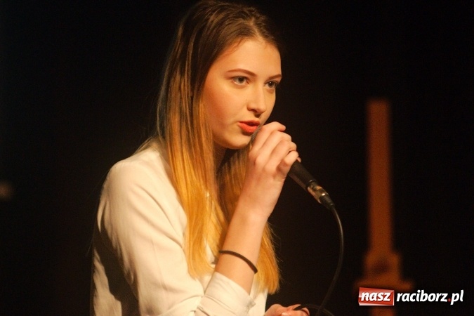 Zdjęcie w galerii na portalu naszraciborz.pl: W Młodzieżowym Domu Kultury śpiewali po niemiecku wiadomości z regionu