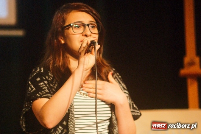 Zdjęcie w galerii na portalu naszraciborz.pl: W Młodzieżowym Domu Kultury śpiewali po niemiecku wiadomości z regionu