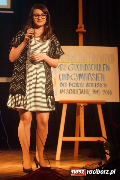 Zdjęcie w galerii na portalu naszraciborz.pl: W Młodzieżowym Domu Kultury śpiewali po niemiecku wiadomości z regionu