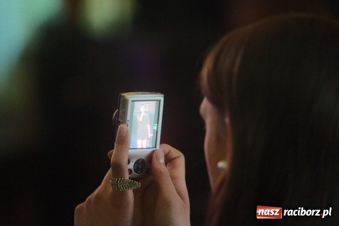 Zdjęcie w galerii na portalu naszraciborz.pl: W Młodzieżowym Domu Kultury śpiewali po niemiecku wiadomości z regionu