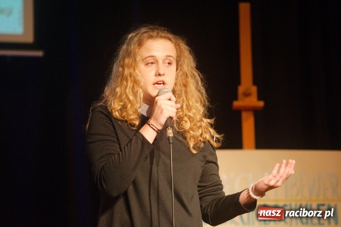 Zdjęcie w galerii na portalu naszraciborz.pl: W Młodzieżowym Domu Kultury śpiewali po niemiecku wiadomości z regionu