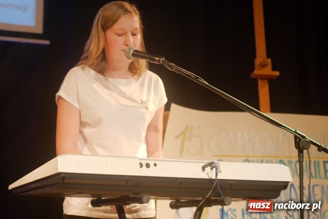 Zdjęcie w galerii na portalu naszraciborz.pl: W Młodzieżowym Domu Kultury śpiewali po niemiecku wiadomości z regionu