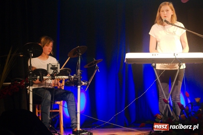 Zdjęcie w galerii na portalu naszraciborz.pl: W Młodzieżowym Domu Kultury śpiewali po niemiecku wiadomości z regionu