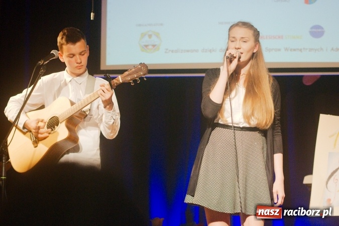 Zdjęcie w galerii na portalu naszraciborz.pl: W Młodzieżowym Domu Kultury śpiewali po niemiecku wiadomości z regionu