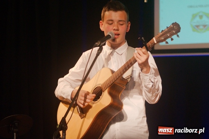 Zdjęcie w galerii na portalu naszraciborz.pl: W Młodzieżowym Domu Kultury śpiewali po niemiecku wiadomości z regionu