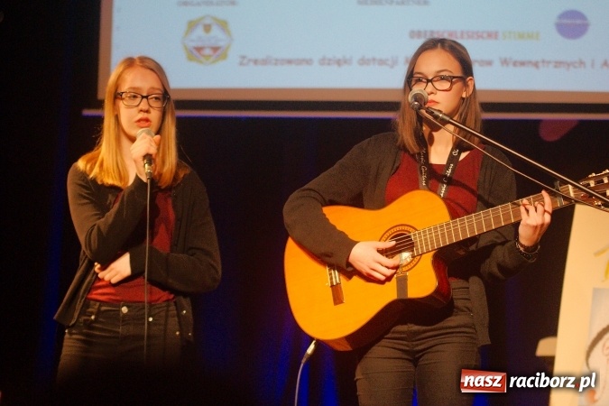 Zdjęcie w galerii na portalu naszraciborz.pl: W Młodzieżowym Domu Kultury śpiewali po niemiecku wiadomości z regionu