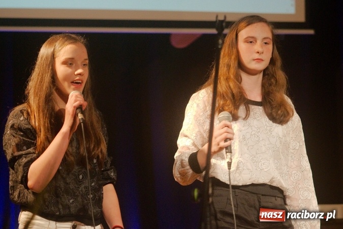 Zdjęcie w galerii na portalu naszraciborz.pl: W Młodzieżowym Domu Kultury śpiewali po niemiecku wiadomości z regionu