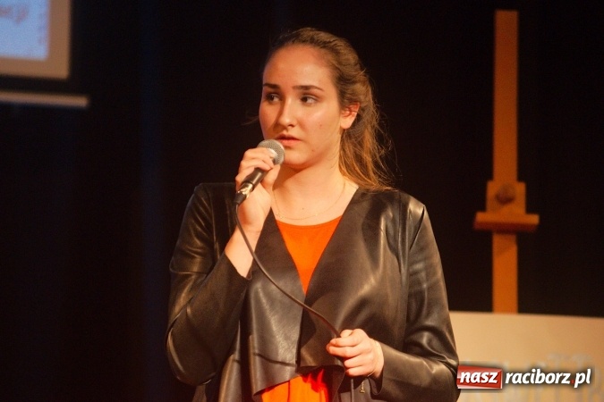 Zdjęcie w galerii na portalu naszraciborz.pl: W Młodzieżowym Domu Kultury śpiewali po niemiecku wiadomości z regionu