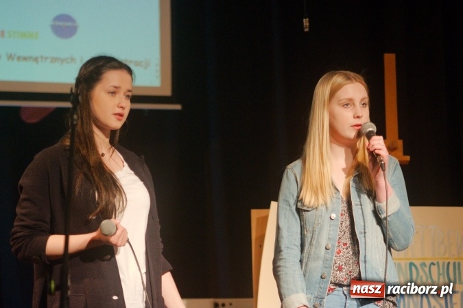 Zdjęcie w galerii na portalu naszraciborz.pl: W Młodzieżowym Domu Kultury śpiewali po niemiecku wiadomości z regionu