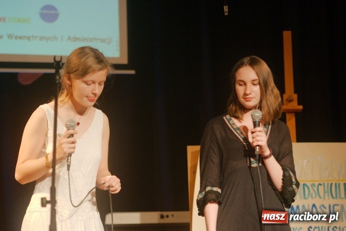 Zdjęcie w galerii na portalu naszraciborz.pl: W Młodzieżowym Domu Kultury śpiewali po niemiecku wiadomości z regionu