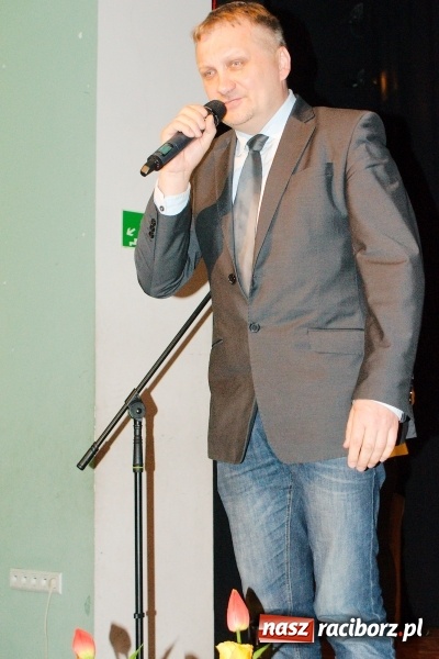 Zdjęcie w galerii na portalu naszraciborz.pl: W Młodzieżowym Domu Kultury śpiewali po niemiecku wiadomości z regionu