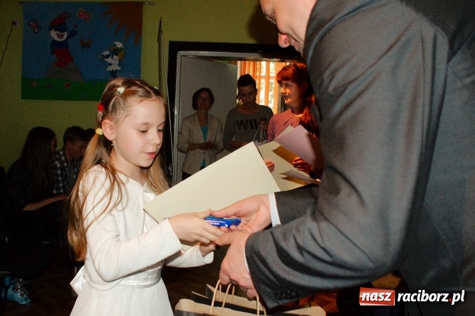 Zdjęcie w galerii na portalu naszraciborz.pl: W Młodzieżowym Domu Kultury śpiewali po niemiecku wiadomości z regionu