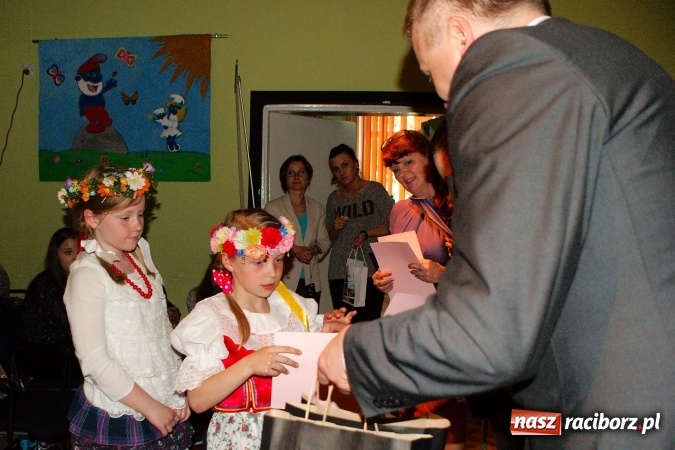 Zdjęcie w galerii na portalu naszraciborz.pl: W Młodzieżowym Domu Kultury śpiewali po niemiecku wiadomości z regionu