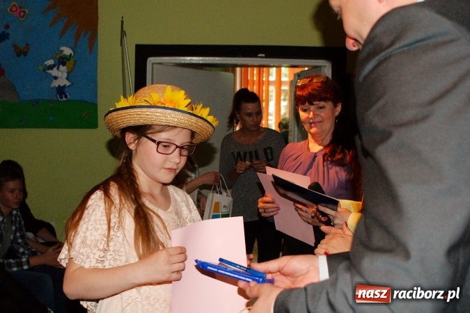 Zdjęcie w galerii na portalu naszraciborz.pl: W Młodzieżowym Domu Kultury śpiewali po niemiecku wiadomości z regionu