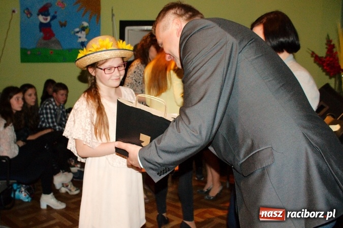 Zdjęcie w galerii na portalu naszraciborz.pl: W Młodzieżowym Domu Kultury śpiewali po niemiecku wiadomości z regionu